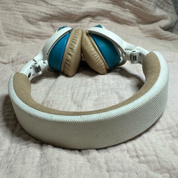 BOSE WHITE SOUNDLINK ON-EAR BLUETOOTH WIRELESS HEADPHONES - Picture 8 of 14